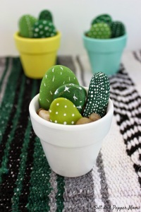 maceta con piedras pintadas como cactus