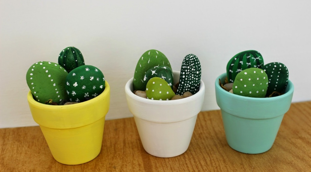 3 macetas con piedras decoradas como cactus