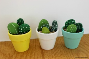 3 macetas con piedras decoradas como cactus